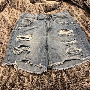 Distressed Mid-rise Short